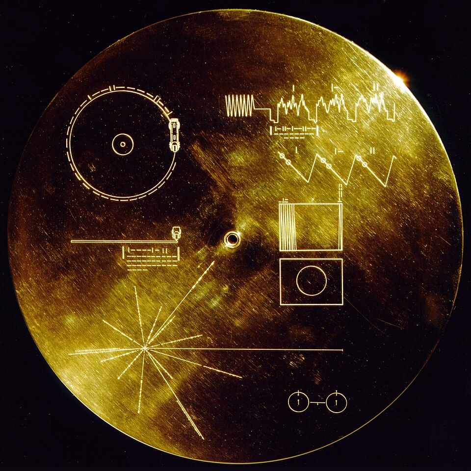 Voyager 1 Light Day: NASA's 15-Billion-Mile Computer Repair 2 Voygager 1 and 2 each carries a copy of the Golden Record